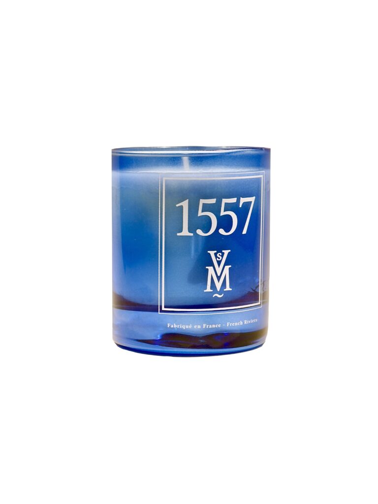 Bougie 1557 Bleue - 35€ - sur le verre une impression 1557 et le logo de Villefranche-sur-Mer encadrés